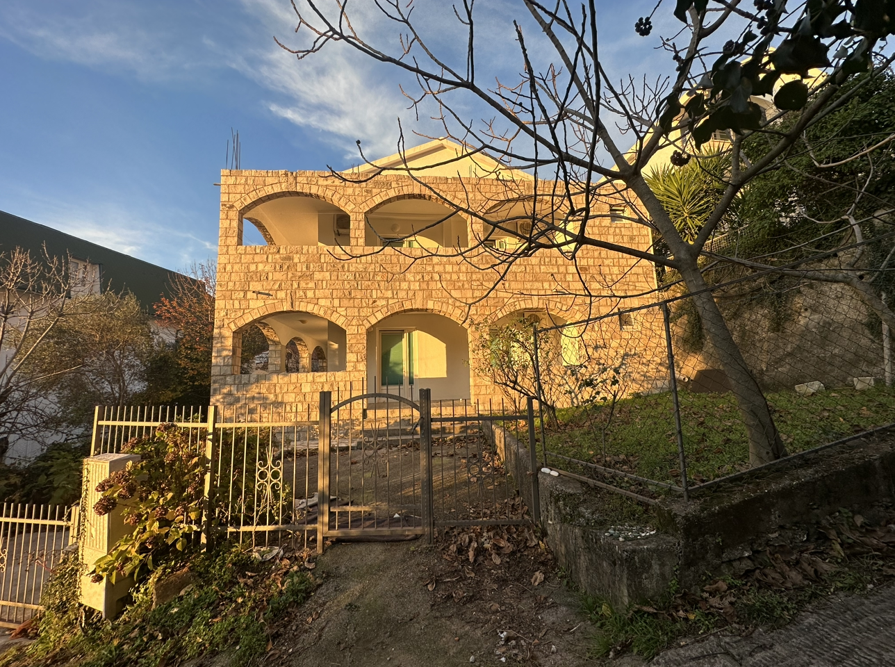 Plot with House, Joint Construction