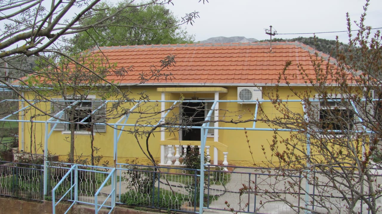 Kuća sa zemljištem Bioče 81m2