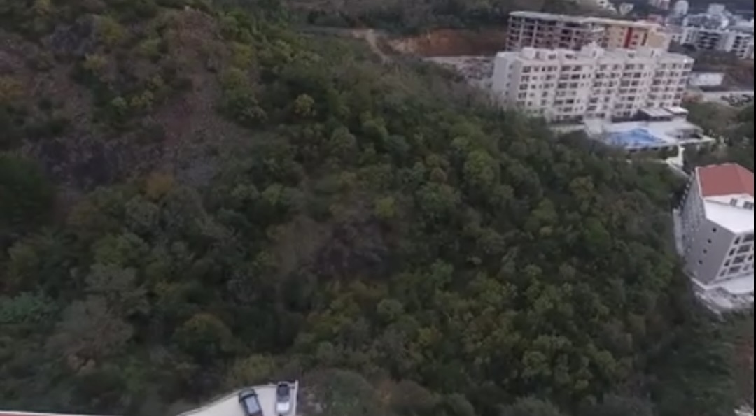 Becici'de Kentsellesmis 520m2'lik Arazi - 8