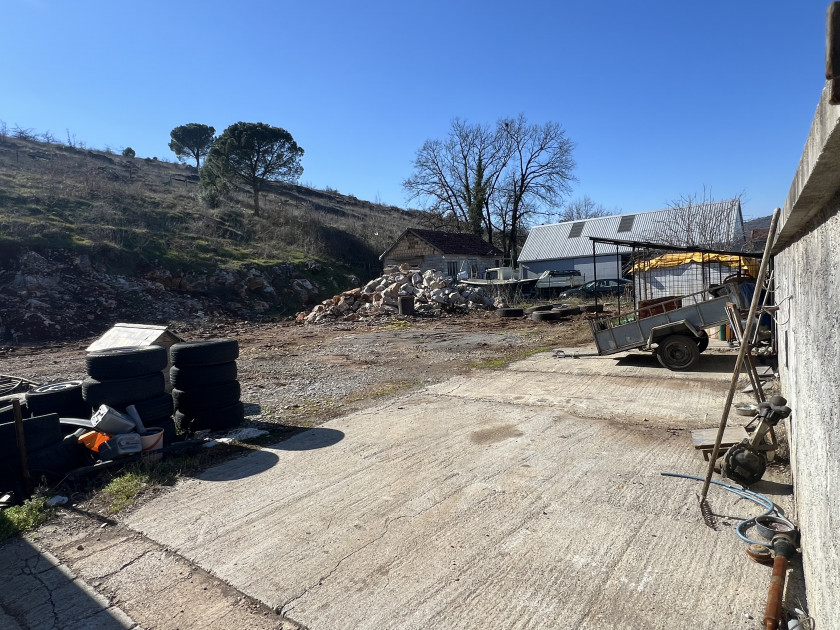 Gornja Gorica'da Kentsellesmis 830m2'lik Arsa