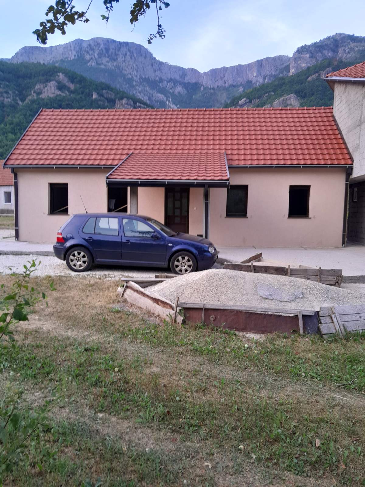 Nikšić’te satılık arsa ile ev 55m2 - 2