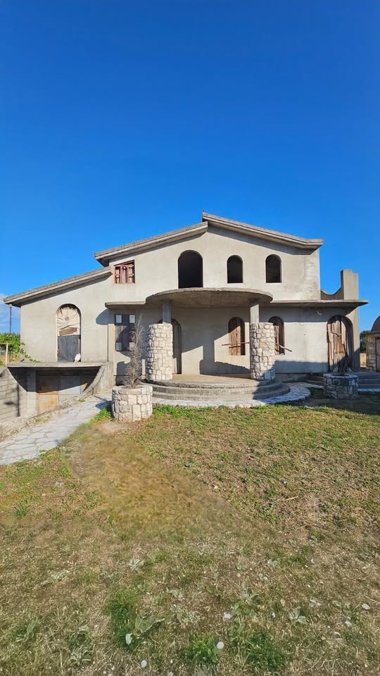 Kuća sa zemljištem na prodaju Nikšić 2224m2 - 2