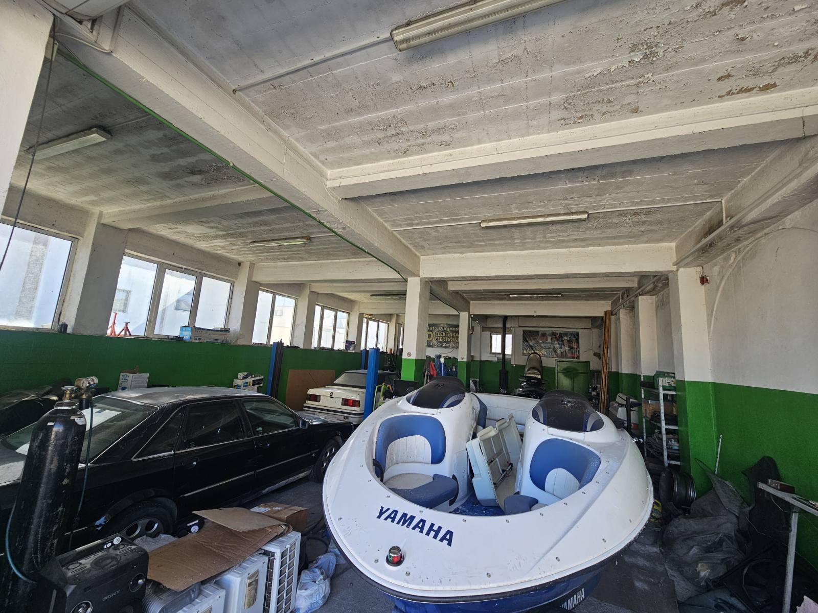 Izdaje se poslovni prostor – Ulcinj, prva linija na Bulevaru - 11