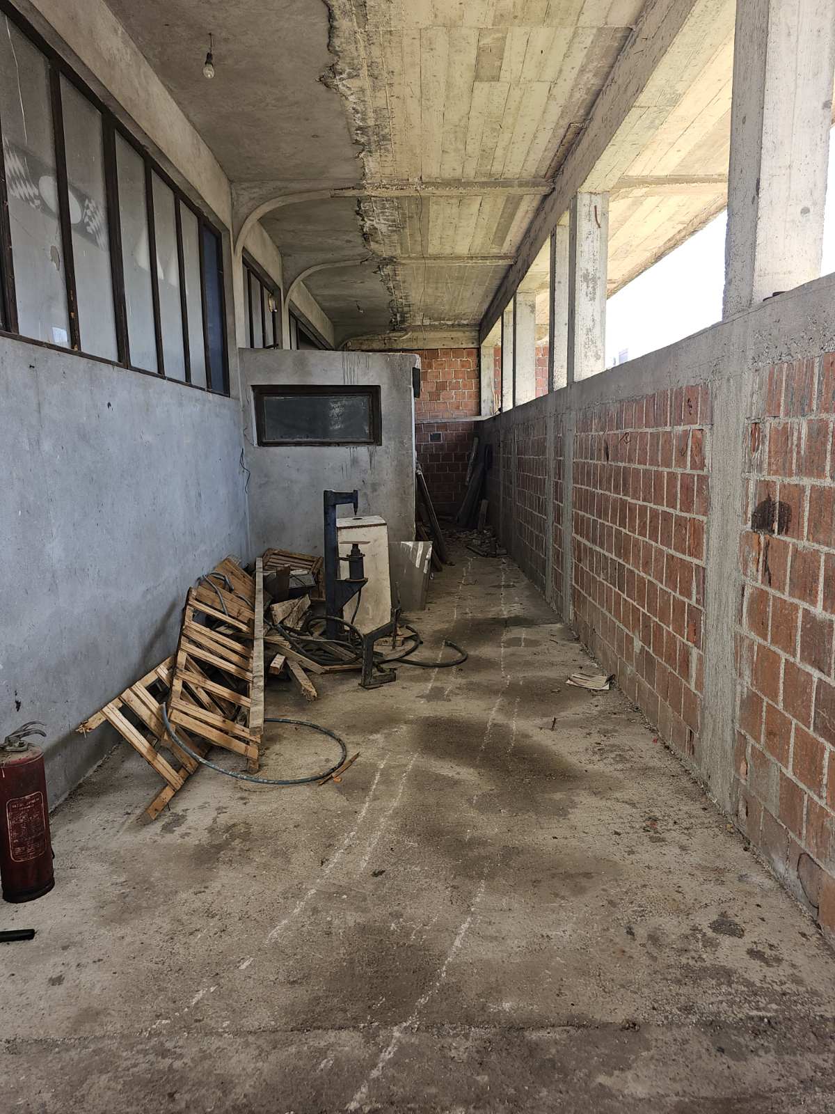 Izdaje se poslovni prostor – Ulcinj, prva linija na Bulevaru - 9