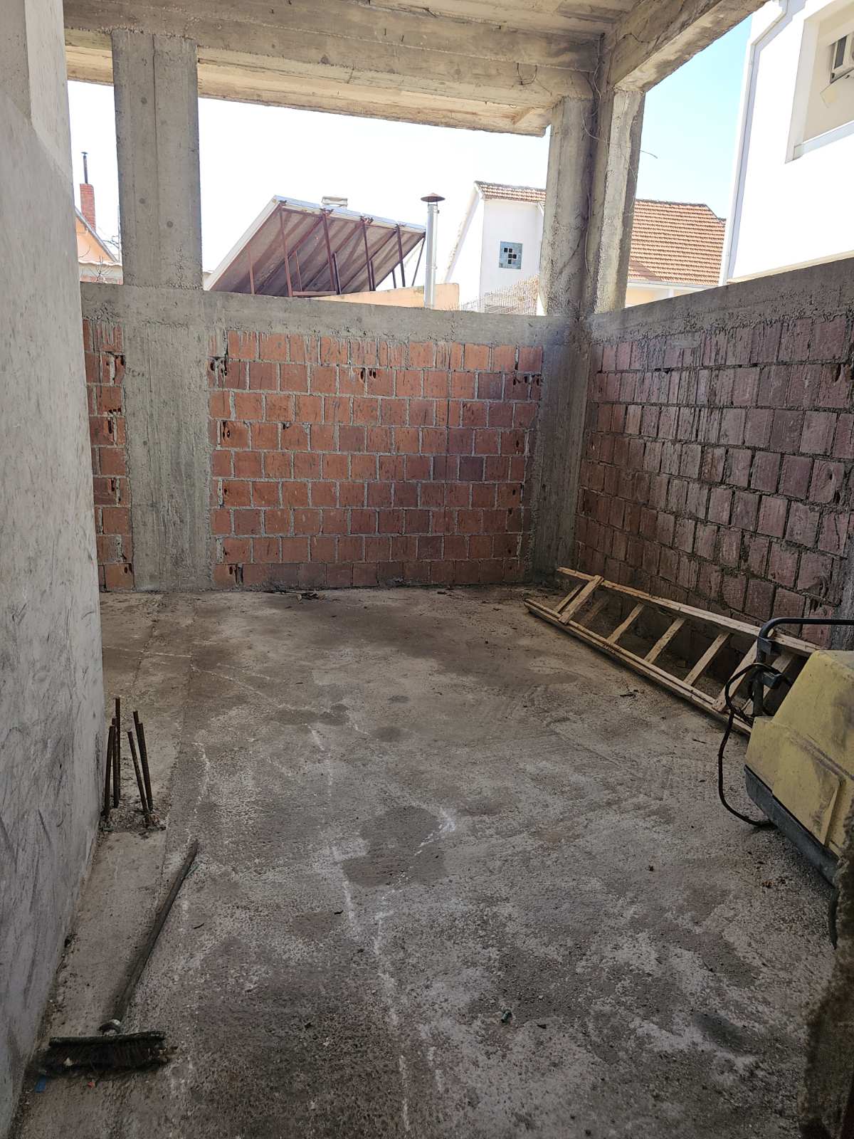 Izdaje se poslovni prostor – Ulcinj, prva linija na Bulevaru - 8