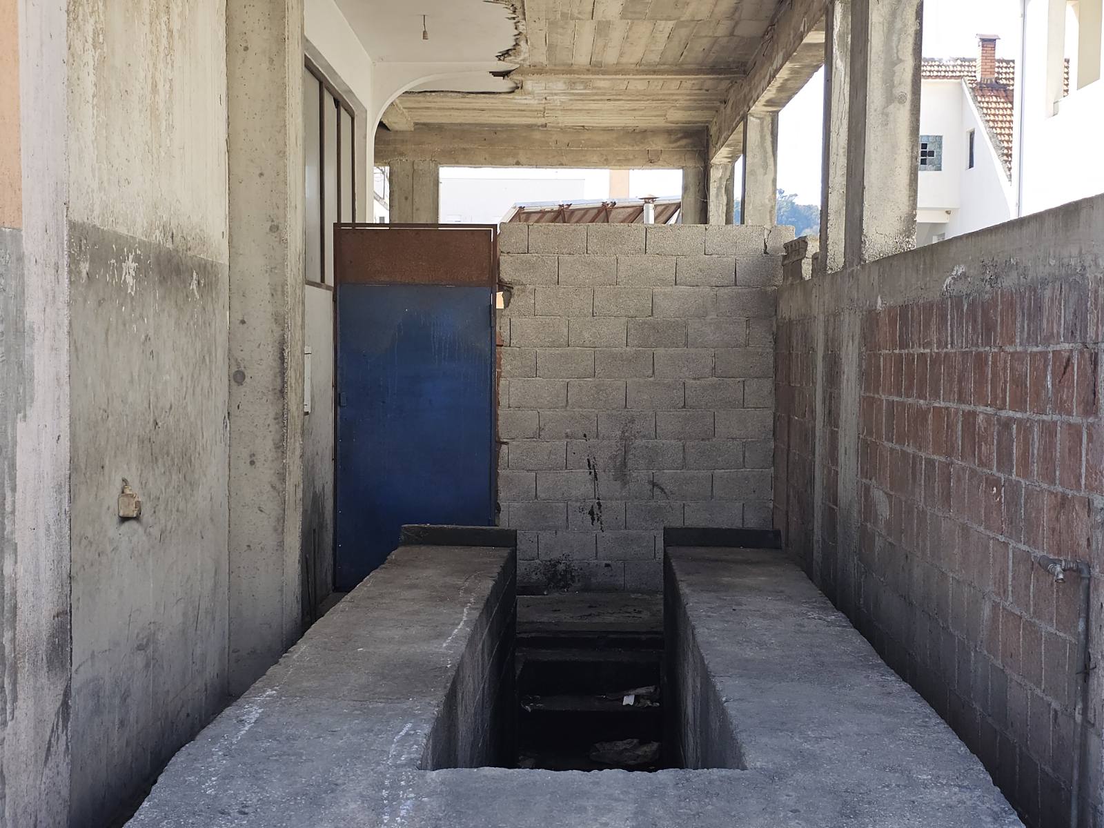 Izdaje se poslovni prostor – Ulcinj, prva linija na Bulevaru - 7
