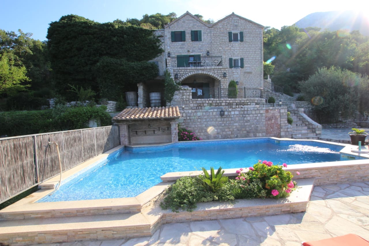 Havuzlu lüks villa kiralık – uzun dönem aylık 3.000€