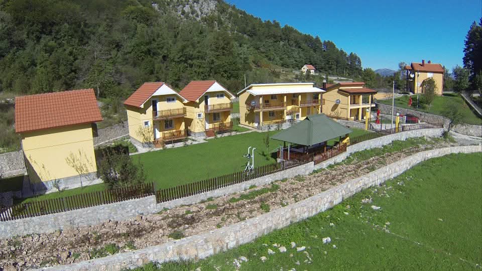 Kompleks 420m2 + 2000m2 plac, Obzovica, Cetinje
