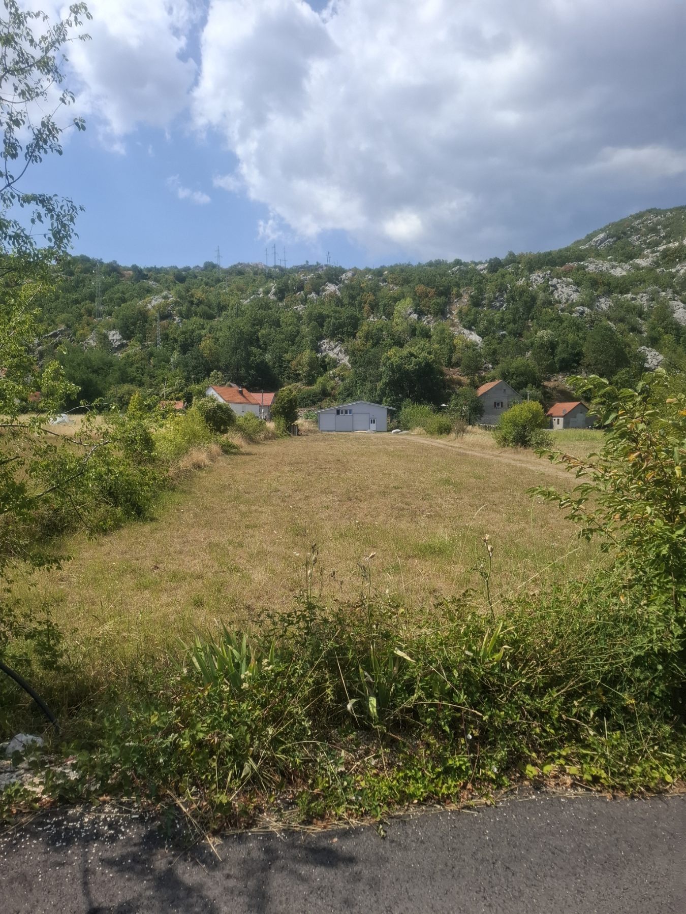 Urbanizovan plac 1050m2 Bajice, Cetinje